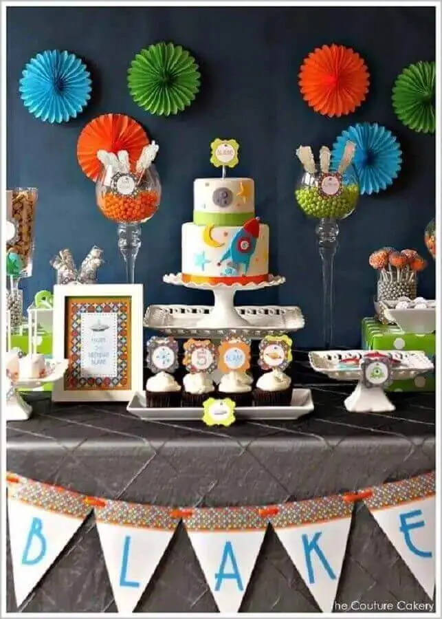 decoração de mesa com temas de festa infantil de astronauta Foto The Couture Cokery