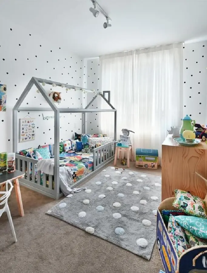 decoração de quarto infantil cinza com cama montessoriana Foto MOOUI