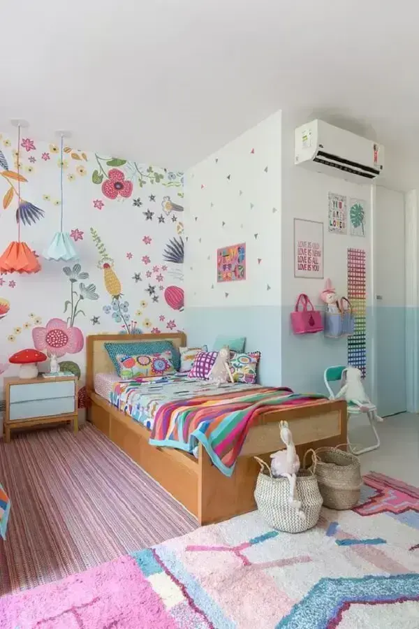 decoração de quarto infantil feminino com papel de parede floral e tapete listrado Foto MOOUI