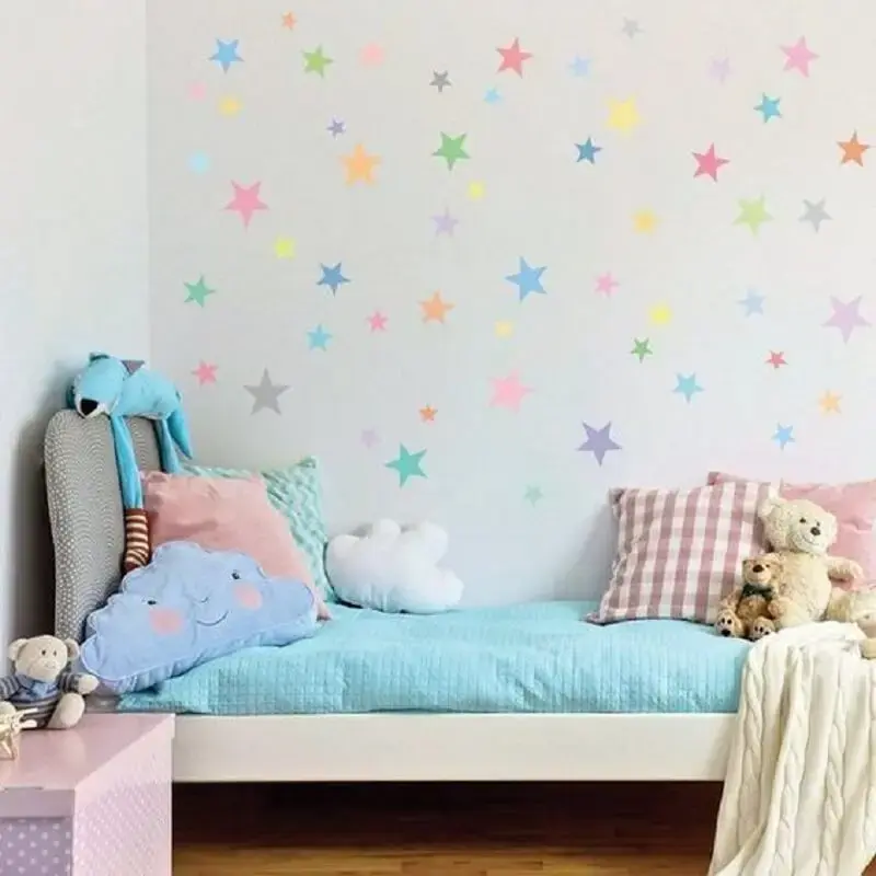 decoração de quarto infantil pequeno com papel de parede de estrelinha Foto Ideia Tive