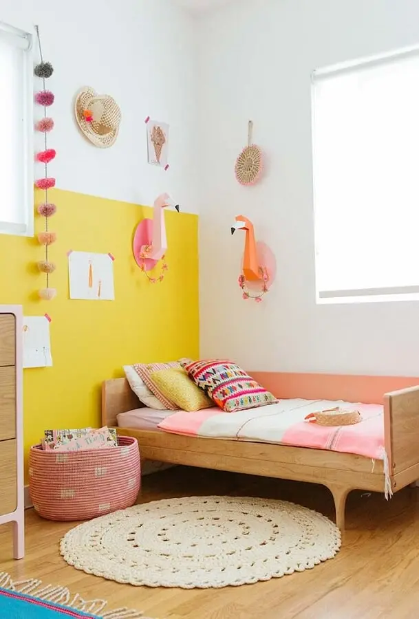 decoração de quarto infantil simples com cama de madeira e tapete de crochê redondo Foto Pinterest