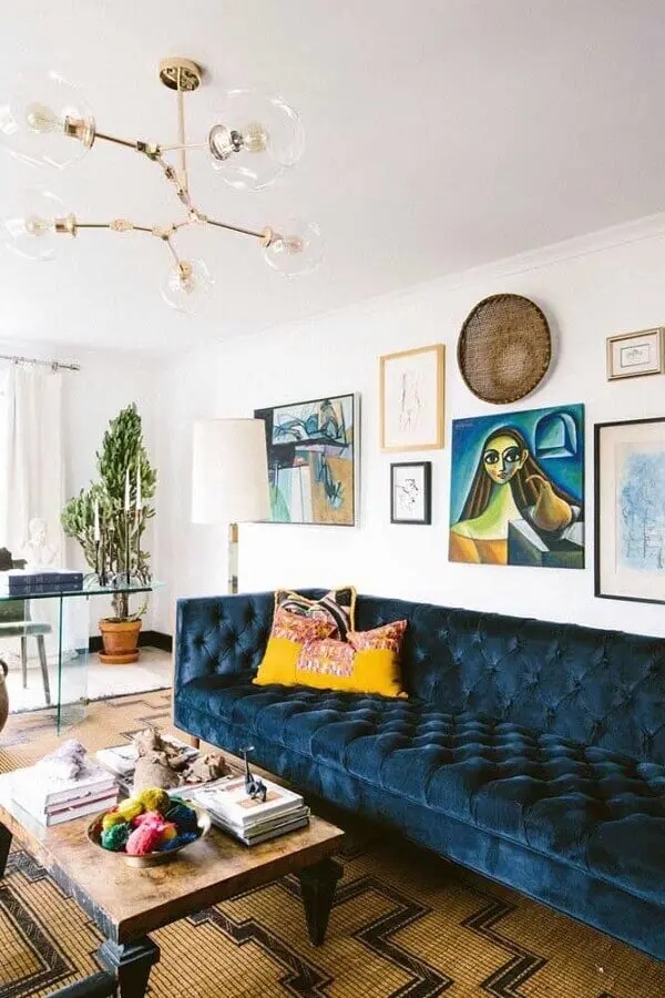 decoração de sala com sofá azul petróleo com acabamento capitonê Foto Simply Grove