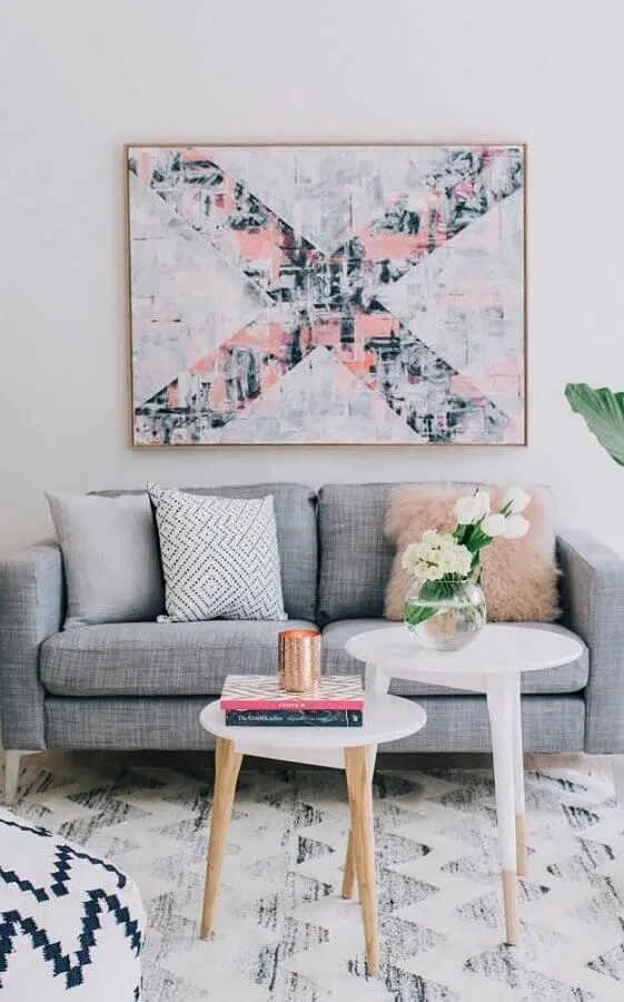 decoração delicada para sala minimalista com quadro tumblr e sofá cinza Foto c