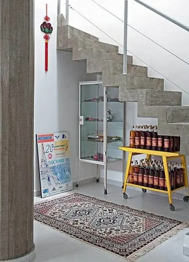 decoração embaixo da escada com cristaleira pequena simples Foto Dolce Casa Studio