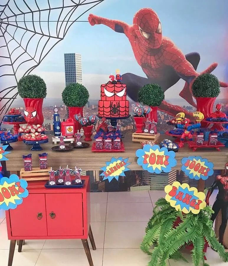 decoração festa do homem aranha com plaquinhas de balões com expressão de explosão Foto Rafa Carvalho Festas e Eventos