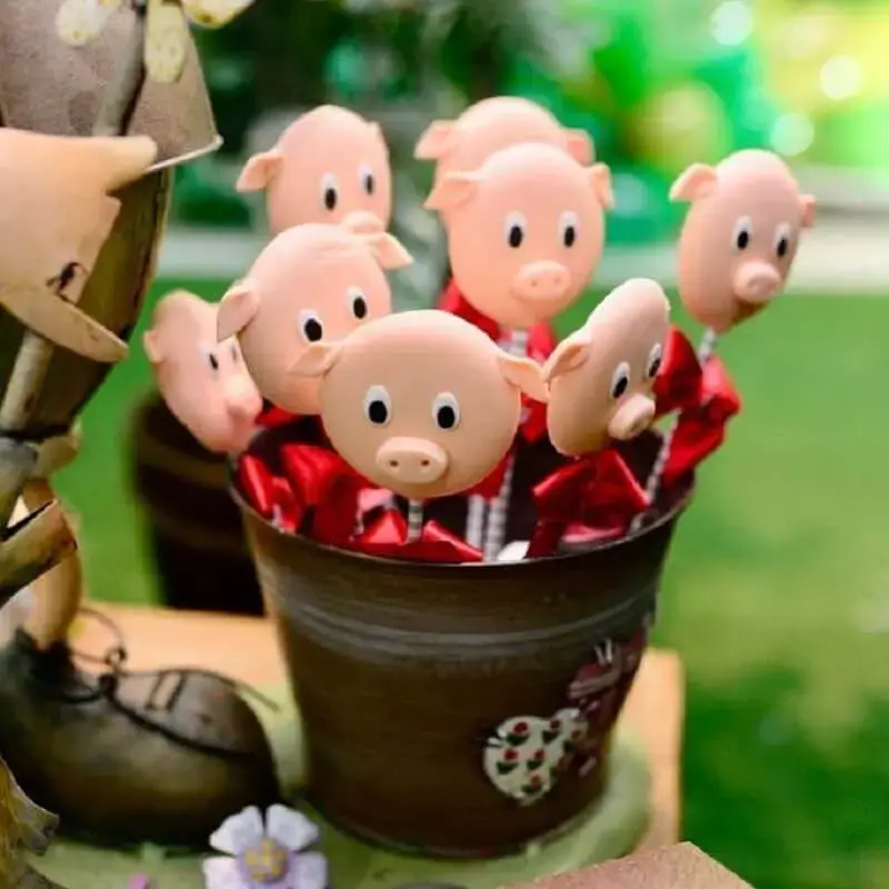 decoration little farm party with sweets in piggy format Photo Latelier