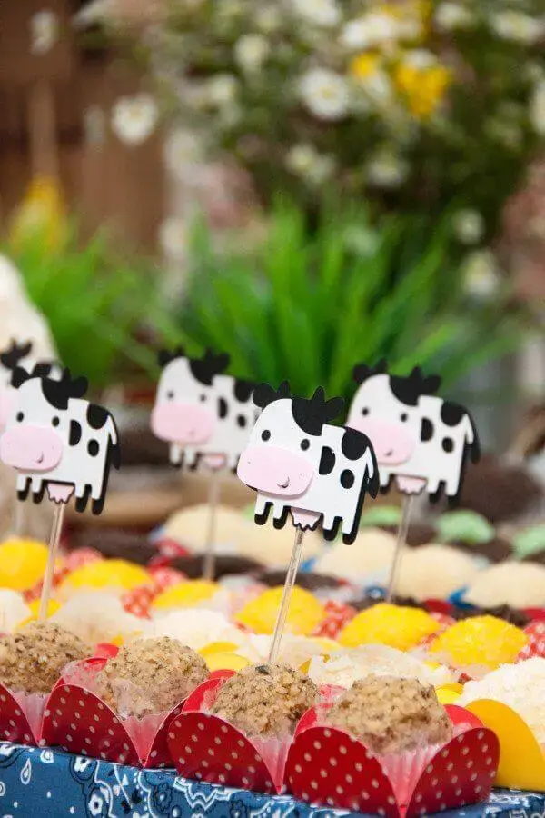 Party decoration little farm with little cow plates Photo Miss Sugar Festas