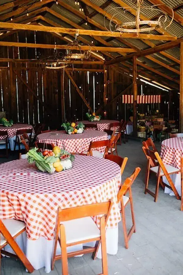 Farmhouse party decoration with checkered towel and vegetable basket Photo EpicGaming