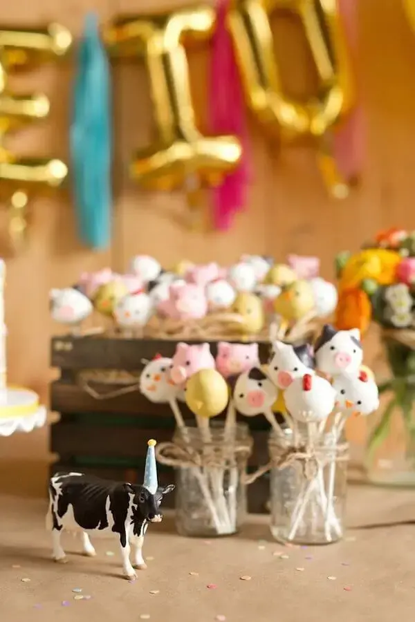 Farm animals shaped cake pops for kids party decoration on Pinterest