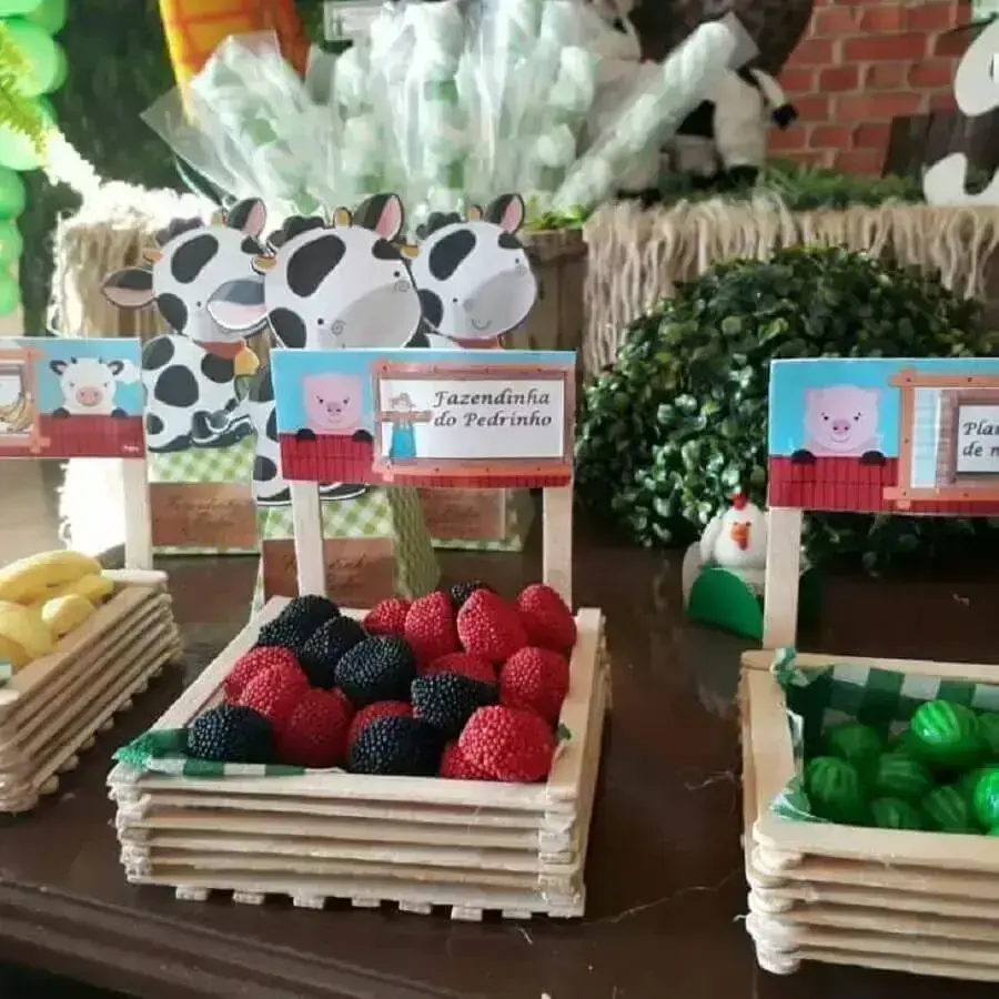 Children's party decoration little farm with sweets in rustic box Photo Festeja Festas & Events