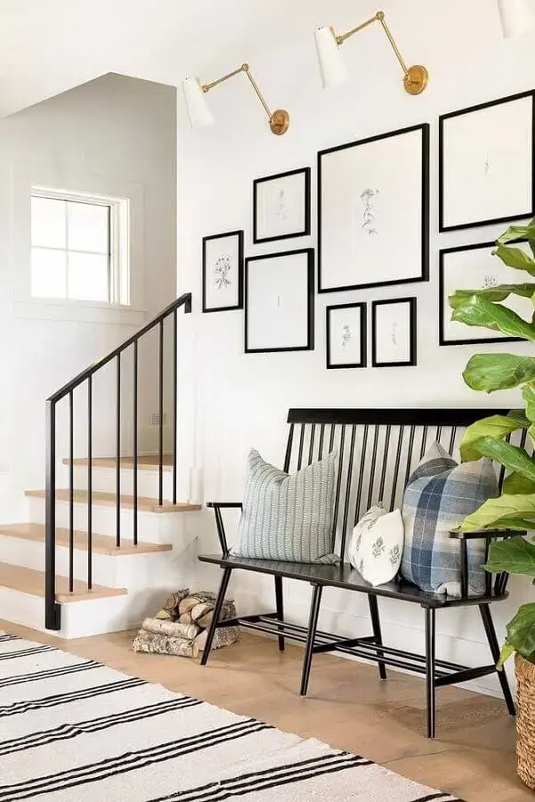 decoração minimalista com cadeira namoradeira preta Foto Rangel Design de Interiores