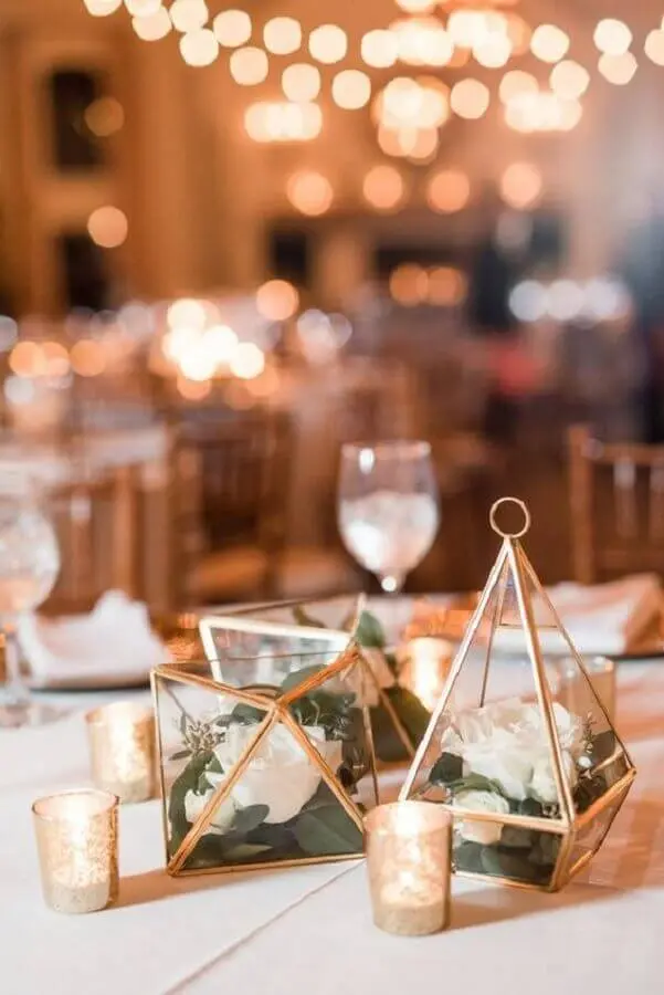 decoração minimalista com enfeites de casamento para mesa de convidados Foto Wedding Fashion