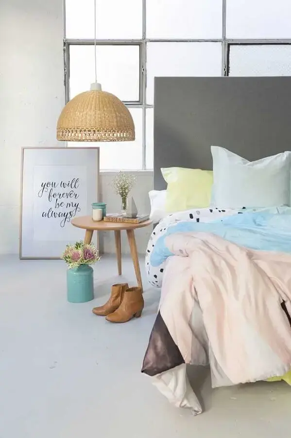 decoração minimalista para quarto com luminária rattan Foto DOT + POP