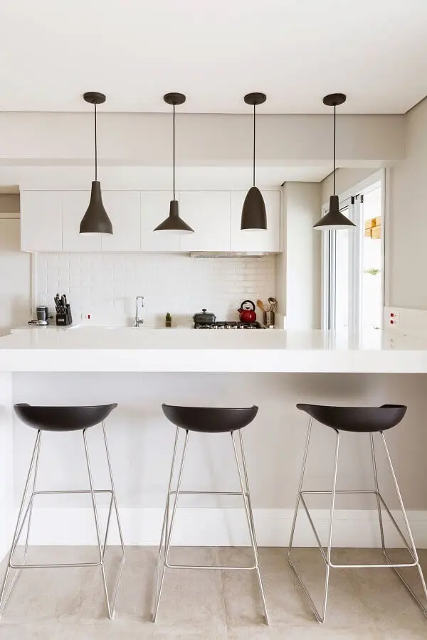decoração moderna para cozinha branca com pendentes pretos sobre a bancada Foto GF Projetos