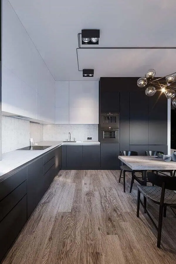 decoração moderna para cozinha preta e branca com piso de madeira Foto Master Shef