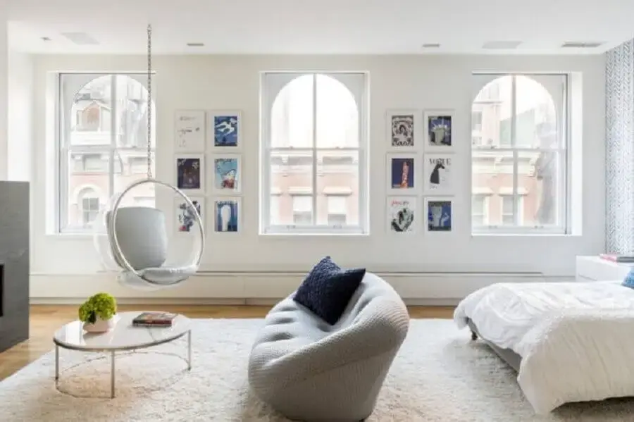 decoração moderna para quarto todo branco com balanço e sofá namoradeira com design arrojado Foto Vanessa Lessa