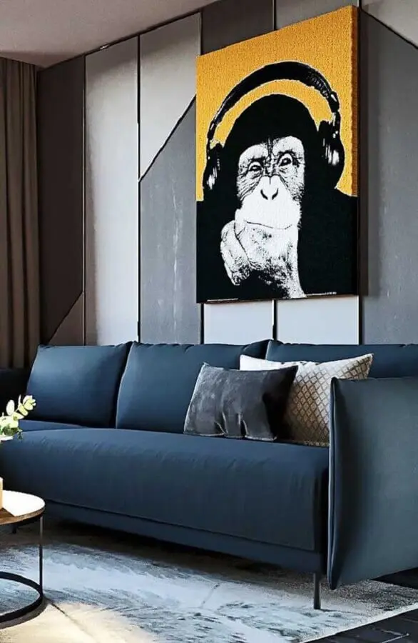 decoração moderna para sala com sofá azul petróleo e quadro grande Foto Mauricio Gebara Arquitetura