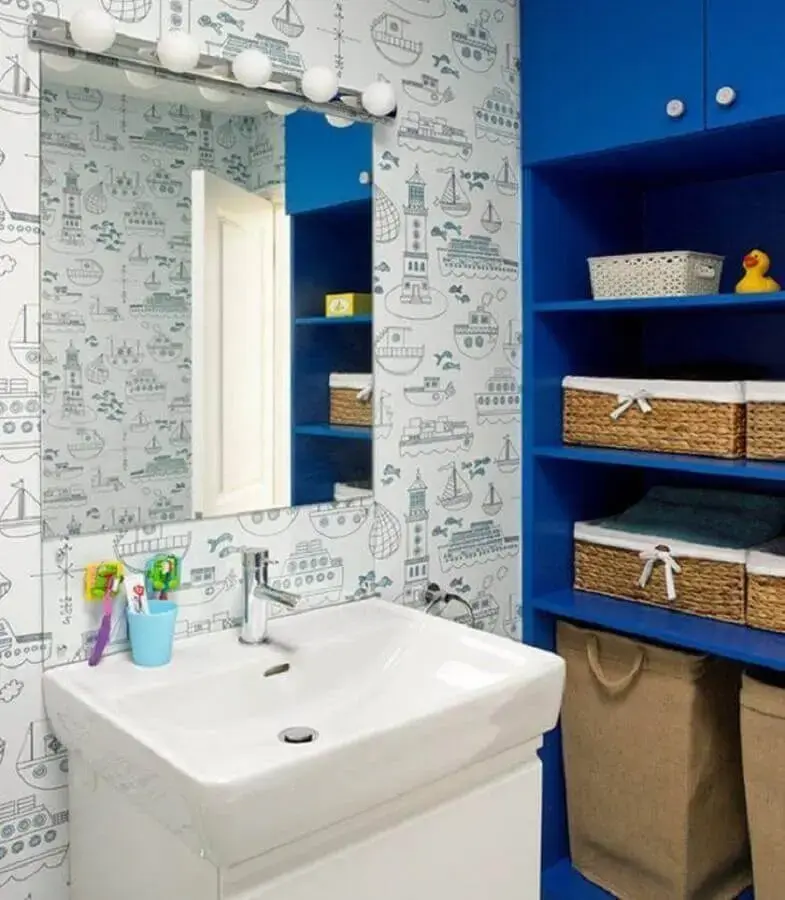 decoração para banheiro azul e branco com caixa organizadora rattan Foto Clare Gaskin