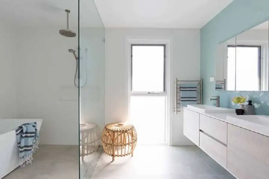 decoração para banheiro todo branco com banco rattan Foto JDA Studio Architects