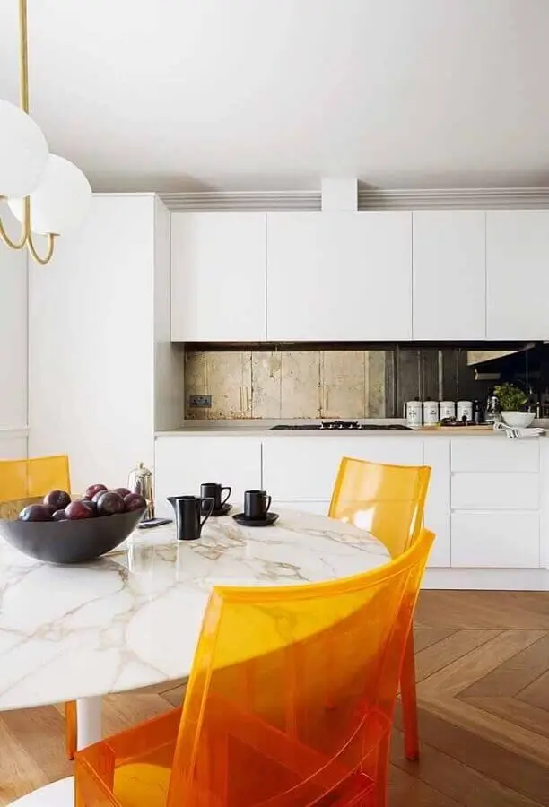 decoração para cozinha branca com cadeiras de acrílico laranja Foto House and Garden