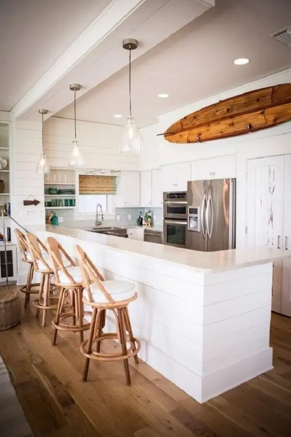 decoração para cozinha branca com prancha e banquetas de madeira Foto Pinterest