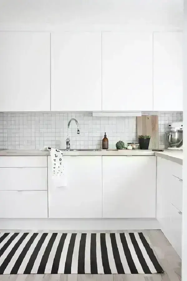 decoração para cozinha branca com tapete listrado e bancada de madeira Foto Nous Decor