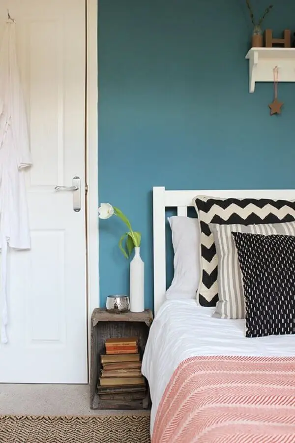 decoração para quarto com parede azul petróleo e cabeceira branca Foto Pinterest