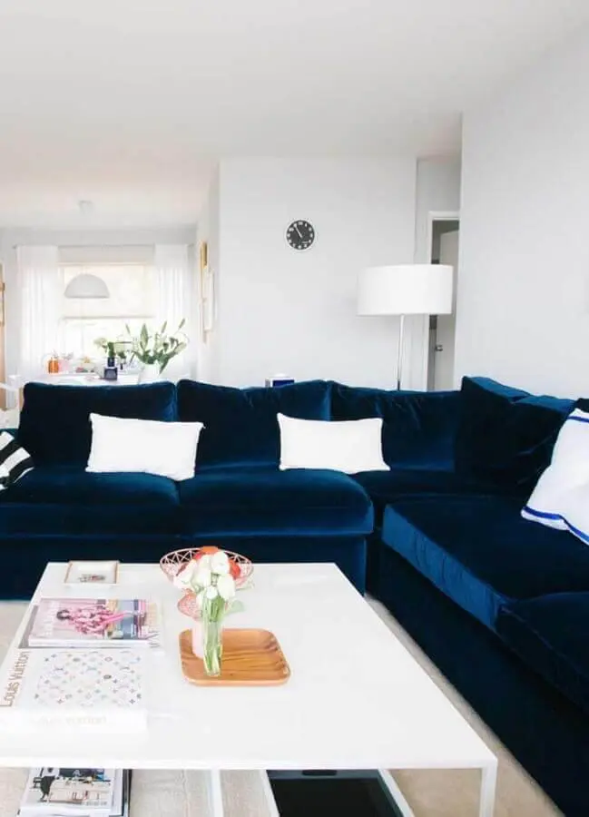 decoração para sala branca com sofá azul marinho de canto Foto Mauricio Gebara Arquitetura