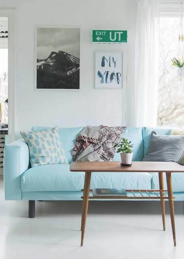decoração para sala com sofá azul claro e mesa de centro de madeira Foto Pinterest