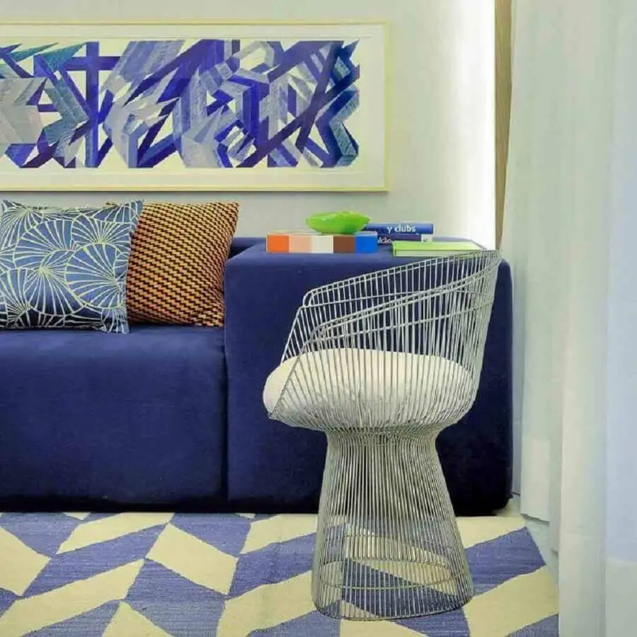 decoração para sala com sofá azul e tapete estampado bege e azul claro Foto Guilherme Torres