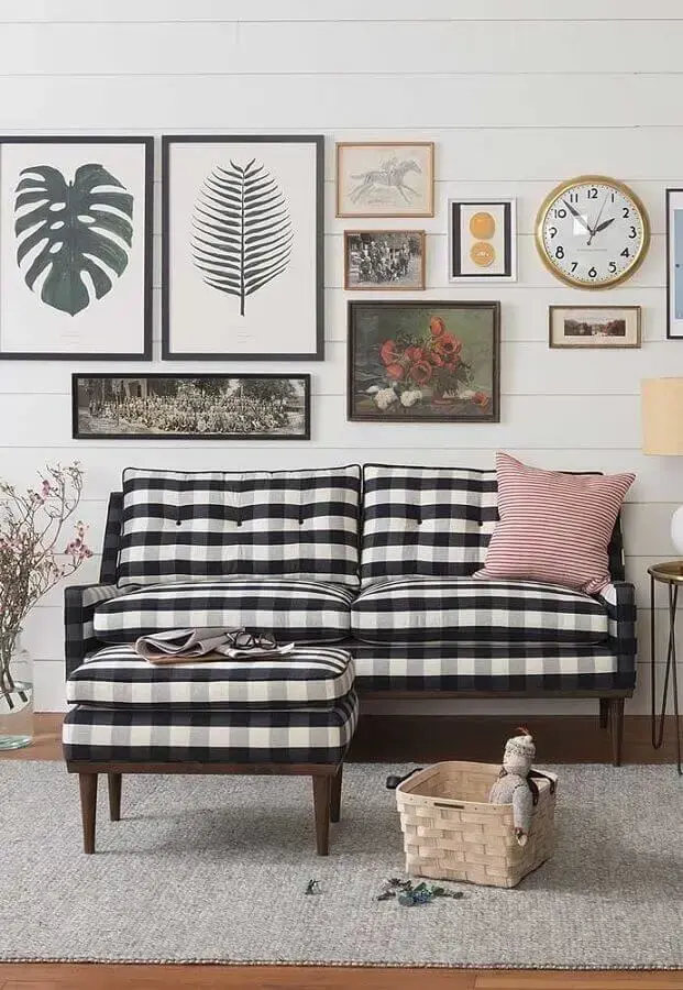 decoração para sala com vários quadros e namoradeira sofá com tecido xadrez Foto Pinterest