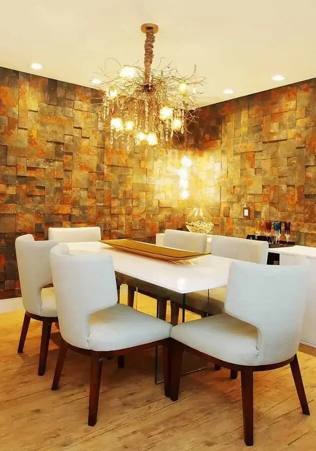 decoração para sala de jantar com cadeiras brancas e parede com pedra ferro Foto Pinterest