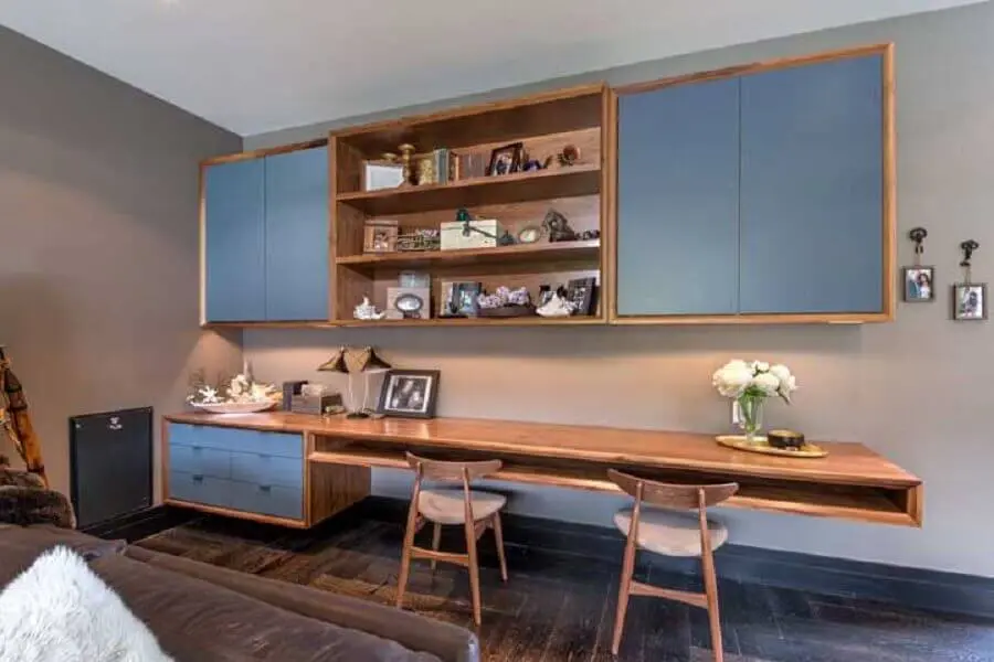 decoração quarto com armário de madeira com detalhes em azul petróleo Foto Decorpad