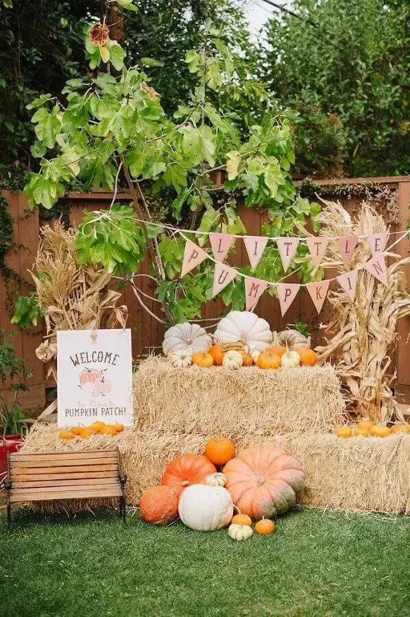 Rustic decoration with straw for outdoor farmhouse party Photo Your Crafts Detail