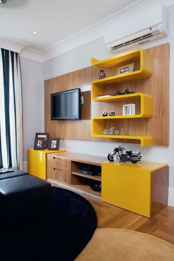 decoração simples com painel com rack e prateleira diferente amarela Foto Pinterest