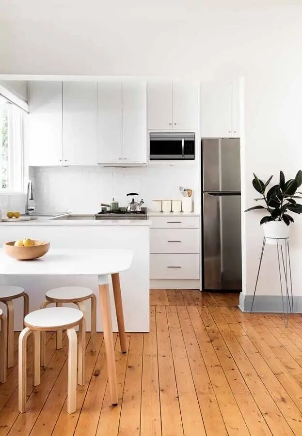 decoração simples para cozinha compacta branca com piso de madeira Foto Home Awakening