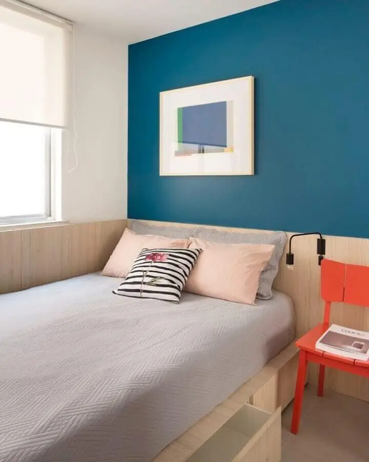 decoração simples para quarto de solteiro com parede azul petróleo Foto Tripper Arquitetura