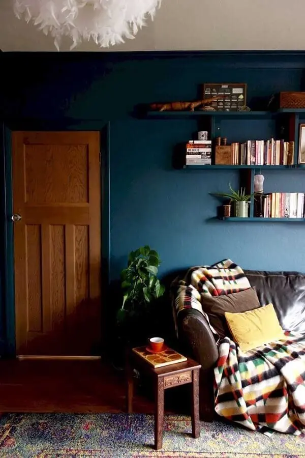 decoração simples para sala com parede azul petróleo Foto Ideias Decor