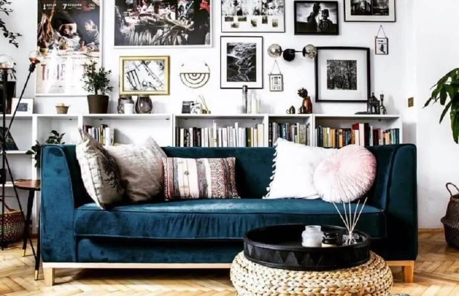 decoração simples para sala com sofá azul petróleo e parede com vários quadros Foto Magdalena Milejska