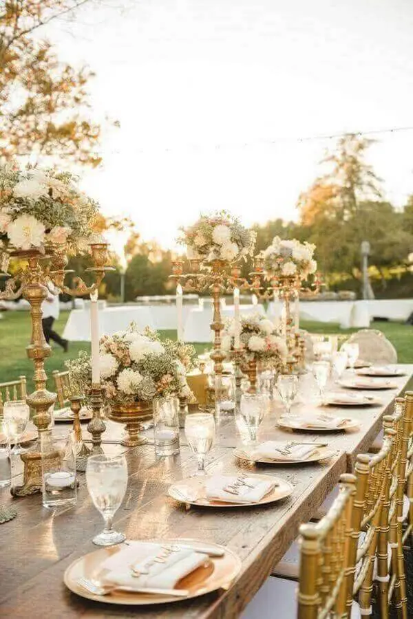 decoração sofisticada com enfeites para mesa de casamento ao ar livre com detalhes dourados Foto Ideias para Decorar
