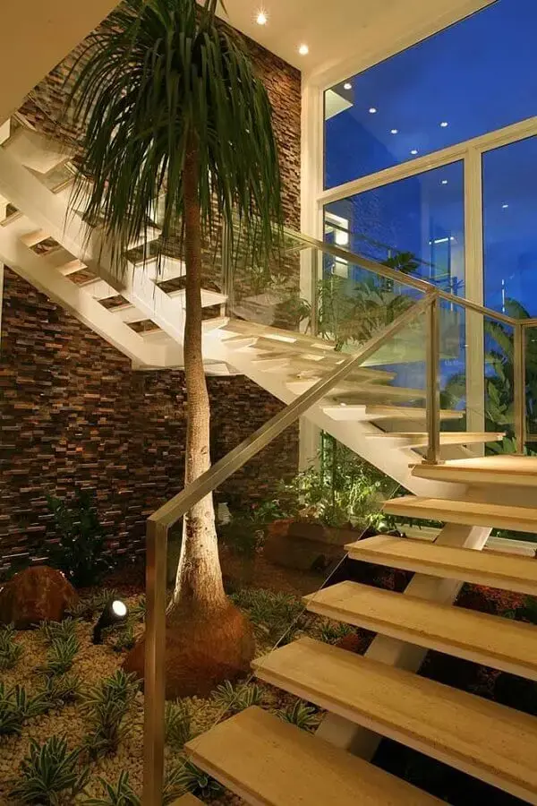 decoração sofisticada com jardim embaixo da escada com revestimento pedra ferro em filetes Foto Construindo e Reformando