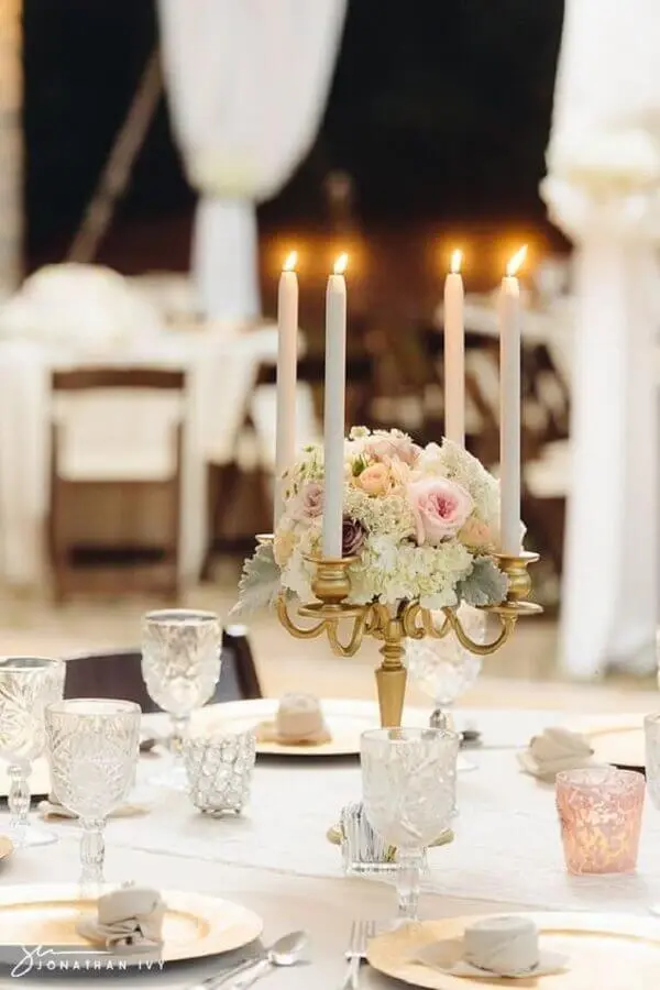 delicado enfeites de casamento para mesa de convidados com arranjo de rosas e castiçal dourado Foto Pinterest