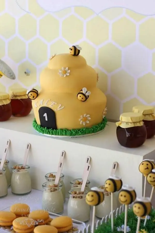 diferentes temas de festa infantil com decoração de abelhinhas Foto Tudo Atual