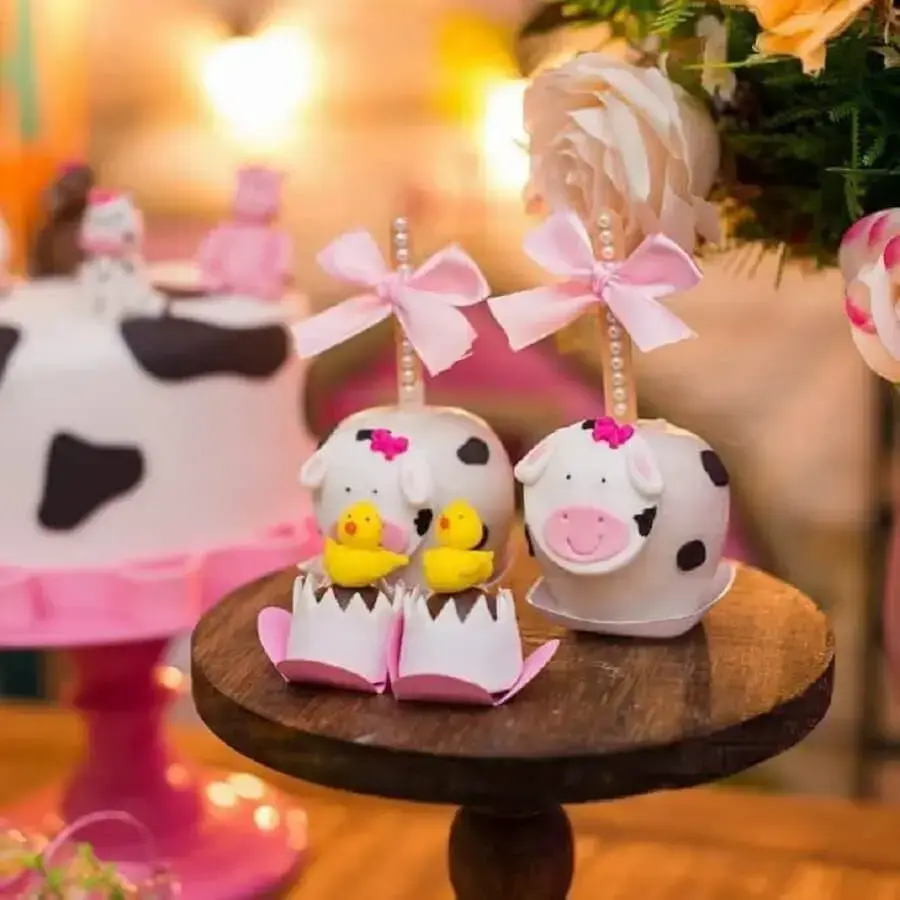sweet cakes in cow shape for party pink farm Photo Delights of Mamãe Castanhal