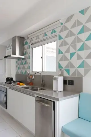eletrodomésticos para cozinha - cozinha branca com detalhes em cinza e verde