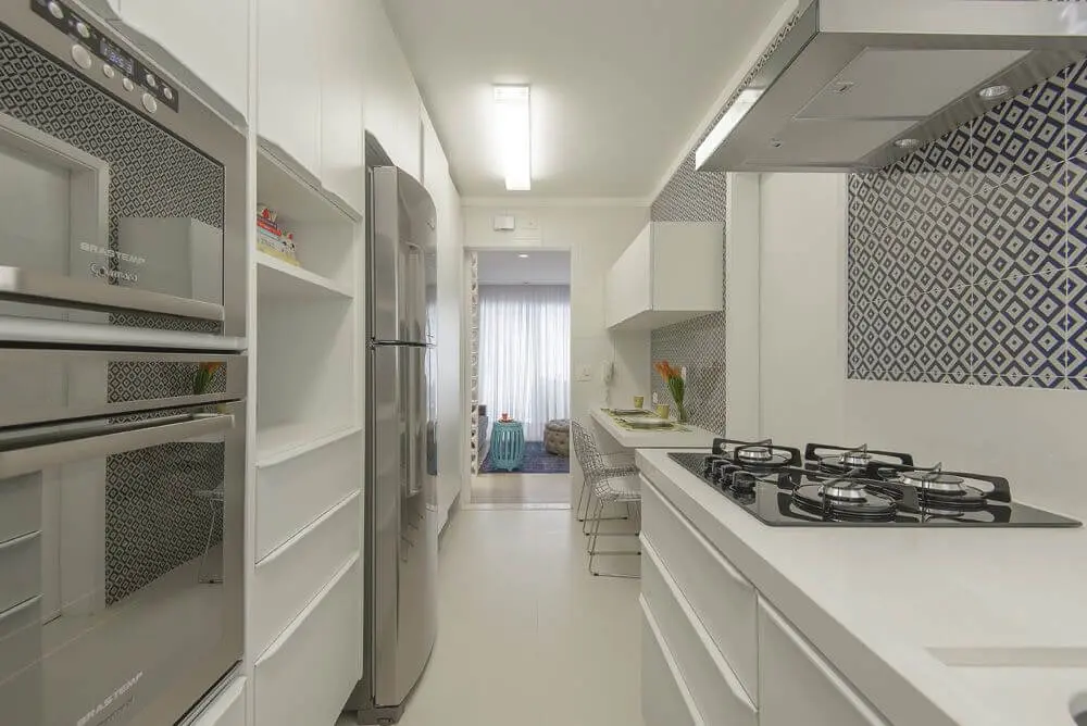 eletrodomésticos para cozinha - cozinha branca com eletrodomésticos inox