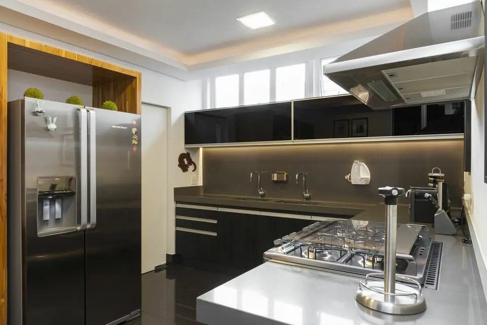 eletrodomésticos para cozinha - cozinha com armários pretos e iluminação em led