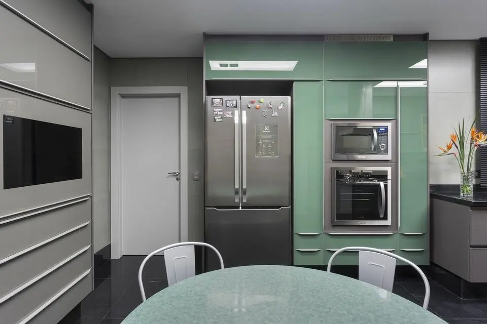 eletrodomésticos para cozinha - cozinha com eletrodomésticos inox e detalhes em verdes