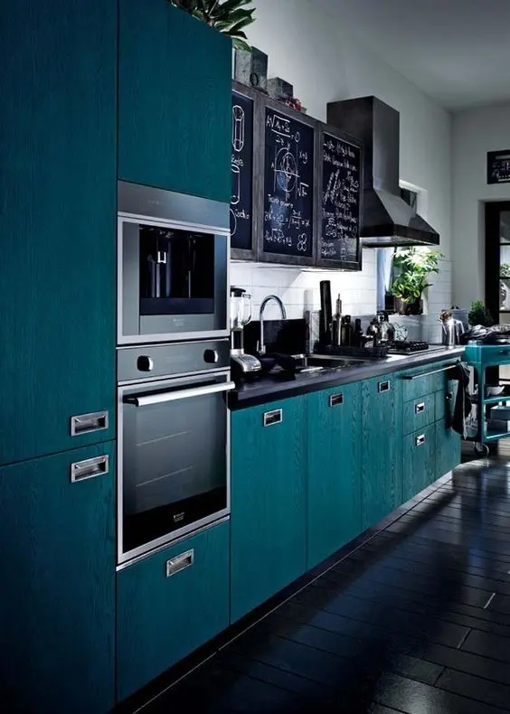 eletrodomésticos para cozinha - cozinha com eletrodomésticos pretos e armários verdes