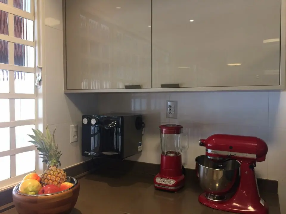 eletrodomésticos para cozinha - cozinha com eletroportáteis vermelhos